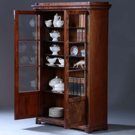 Strakke Biedermeier boekenkast / servieskast in bloemmahonie met verstelbare planken (No.231635)