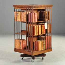 Antieke bijzettafels / Boekenmolen ca. 1900 hoog model met drie verdiepingen op nieuwe wieltjes (No.142123)