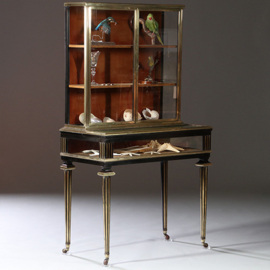 Pianovormige verzamelaars vitrine of display-cabinet in brons met zwart ca 1880 (No.950145)