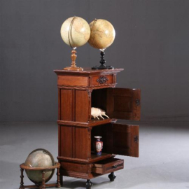 Antieke kast / klein Hollands tweedeurskastje met lade ca. 1870 geheel in 17e eeuwse traditie (No.641562)