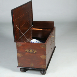 Compagnie kist uit de VOC tijd met alarmbel ca 1750  (No.452410)