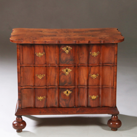 Olijfhouten orgelgebogen commode rondom geschulpt ca 1715 (No.971720)