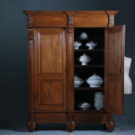 Franse eiken tweedeurskast op drie gestoken poten ca 1800 (No.960605)
