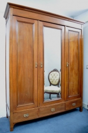 Antieke kast / Hollandse mahonie 3-deurskast met facet geslepen spiegel (No.76170)