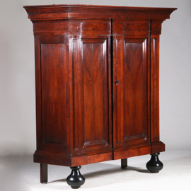 Bescheiden Pastoorskast in prachtig donker palissander ca 1700  verdekte lade (No.330315)