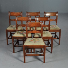 Antieke stoelen / stel van 6 eetkamerstoelen met 6 verschillende boeketjes (No.402553)