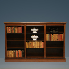 Lage en brede open-boekenkast noten met zwarte accenten ca 1880 (No.260610)