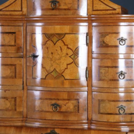 Antieke kasten / 18e eeuwse  tabernakelkast barok orgel gebogen in noten met wortelnoten en o.a. ebbenhout (No.571512)