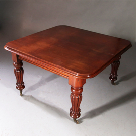 Doorleefde Victoriaanse pull out table met bijbehorende piedestal-vormige tafelbladenhouder (No.973110)