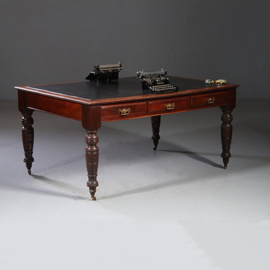 Antieke bureaus / Victoriaanse partner-schrijftafel met doorleefd zwart leer ca 1880 (No.891560)