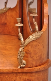 Antieke kaptafels /  Franse noten / wortelnoten kaptafel met bronzen kandelaren ca. 1920 (No.472503)