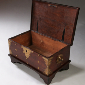 Kleine koloniale Compagniekist of documentenkist met alarmbel in het slot ca 1700 (No.211720)