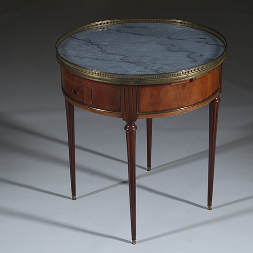 Bouillotte tafel met twee laden en twee tirettes ca 1910 bronzen randje (No.301805)