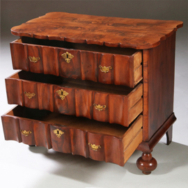 Olijfhouten orgelgebogen commode rondom geschulpt ca 1715 (No.971720)