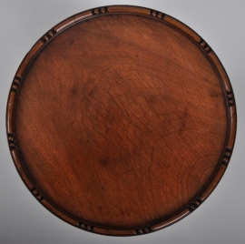 Antieke bijzettafels / Noten wijntafeltje ca. 1950 met gestoken rand (No.86554)