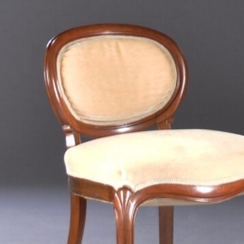 Antieke stoelen / Stel van 2 Salonstoelen / fauteuils in een zeer uitzonderlijke gedrongen vorm (No.830956)
