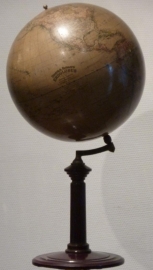 Antiek varia / wereldbol / aardglobe Dietrich Reimers op gedraaide houten voet 1920 (No.98486)