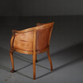 Antieke stoelen / Armstoel / Notenhouten bureaustoel ca. 1890 in oud leer op elegante gebogen poten (No.560661)