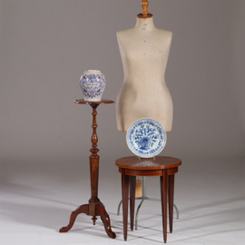 Antieke bijzettafels / Ronde satijnhouten bijzettafel ca 1910 in Louis Seize stijl (No.901230)