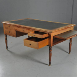 Antieke bureaus / Kersenhouten schrijftafel ingelegd met goud gestempeld leer 20e eeuw (No.460248)