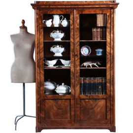 Strakke Biedermeier boekenkast / servieskast in bloemmahonie met verstelbare planken (No.231635)