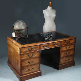 Bureau Engeland noten met wortelnoten en zwart leer ca 1910 (No.280340)