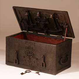 Antiek Varia / IJzeren Geldkist of Armada Neurenberg ca 1690 met binnenkluisje en 2 sleutels (No.901251)