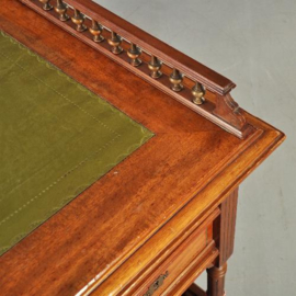 Antieke bureaus / Zeldzaam elegant damesbureau ca. 1885 met 5 laden groen inleg en etagères (No.202722)