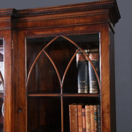 Antieke kasten / "Lage hoge" Engelse mahonie break front bibliotheekkast ca. 1900 met getoogde deuren (No.812124)