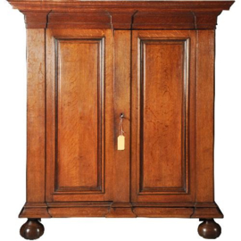 Antieke kast / Robuuste statige Drentse pastoorskast in eikenhout ca. 1700 (No.380953)