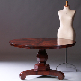 Grote ronde tafel tilttop bloemmahonie ca 1870 voor ruim 6 personen (No.991955)
