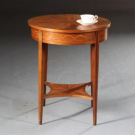 Antieke bijzettafels / wijntafels / Ronde notenhouten bijzettafel ca. 1910 met ingelegde zonnestralen (No.542451)