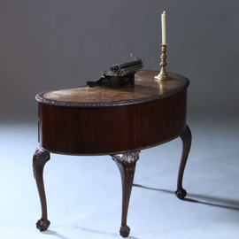 Niervormig bureau met fabelachtig mooi oud leer en 5 laden ca 1900 (No.230210)