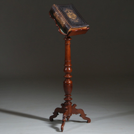 Essenhouten Lezenaar of bijbelstandaard ca 1890 het blad geschulpt en met leer belegd. (No.260625)
