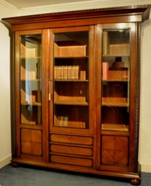 Antieke kast / grote boekenkast / Bibliotheek ca. 1890 Nederland Indië (No.77179)