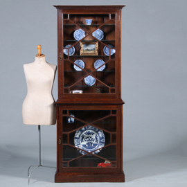 Bijzonder ondiepe vitrine kast met geslepnglas en 8 verstelbare planchettes ca 1865 (No.431560)