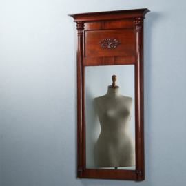 Smalle biedermeier mahoniehouten schouwspiegel ca 1820 met zuilen (No.270135) - Hoogte  1.28 m.