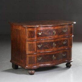 Antieke kast / Rococo Commode orgel gebogen ca. 1740  noten met wortelnoten (No.582612)