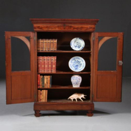 Antieke kasten / Kleine vroeg Biedermeier tweedeurs boekenkast met uitneembare bespanning ca. 1825 (No.782314)