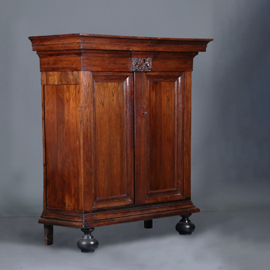 Kleine donker palissander pastoorskast  ca 1700 met cherubijnen (No.422420)