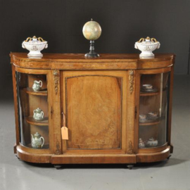 Antieke kast /  Blonde noten vitrinekast / Credenza met ca. 1880 met kwart ronde gebogen vintrines (No.472058)