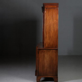 Antieke kasten / "Lage hoge" Engelse mahonie break front bibliotheekkast ca. 1900 met getoogde deuren (No.812124)