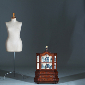 Miniatuur of meesterstuk van een "18e eeuwse wortelnoten porseleinkast"  ca 1885 (No.271745)