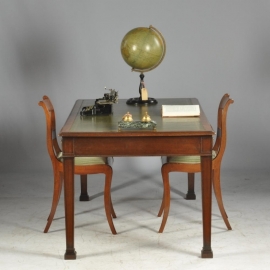 Antieke bureaus / Engelse partner schrijftafel met ca. 1920 goud getrimd groen leer en 4 laden met brons beslag (No.631531)