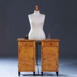 Stel van 2 blonde nachtkastjes zeer strak Biedermeier berkenwortel ca 1825 (No.231630)