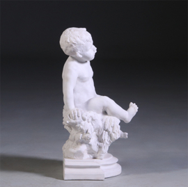 50 cm hg - Grote guitige Putto op sokkel in biscuit naar "August Moreau" ca 1900 (No.941621)
