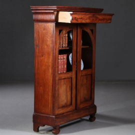 Antieke kasten / Kleine vroeg Biedermeier tweedeurs boekenkast met uitneembare bespanning ca. 1825 (No.782314)