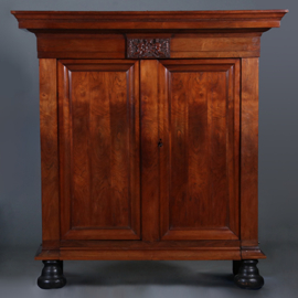 Palissander Pastoorskast in een prachtige  zonnige kleur Ca 1700 (No.431530)