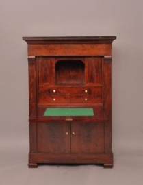 Antieke bureaus / Secretaire ca. 1810 met een mooi donker interieur achter... (No.474048)