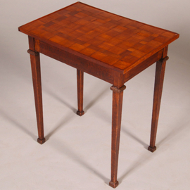 Hollands volkskunst bijzettafel met essenhout geparketteerd blad  ca 1860 (No.450390)